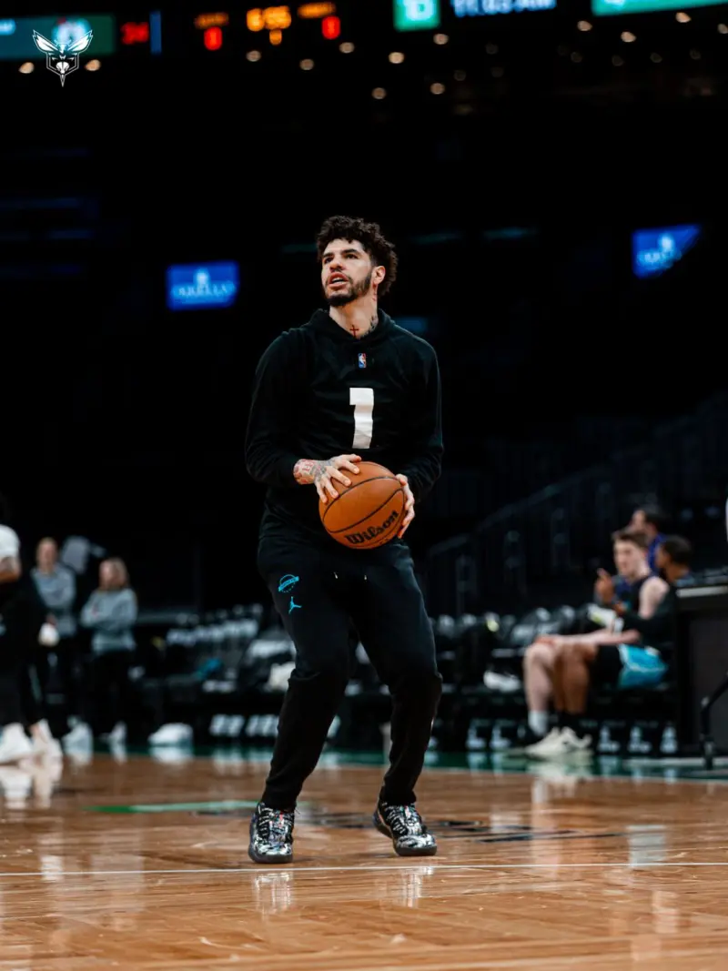 开云入口-挥汗如雨！黄蜂官方Ins晒众球员训练照：在TD花园投篮